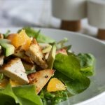 tofukolmiot-ja-avokado-appelsiinisalaatti
