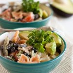 avokado-pastasalaatti avokado-pastasalaatti