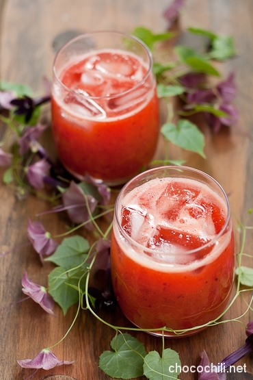 mansikka-persikkadrinkki